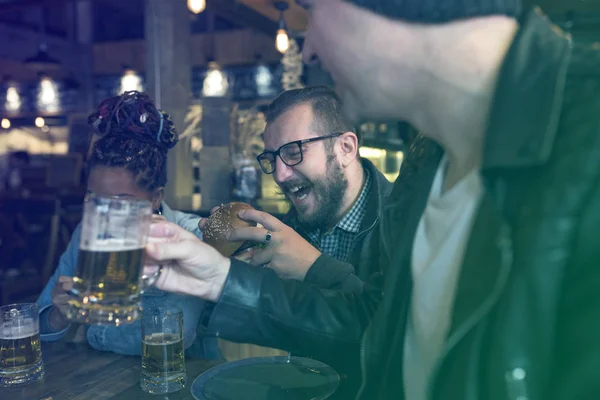 Skupina přátel, pití piva — Stock fotografie