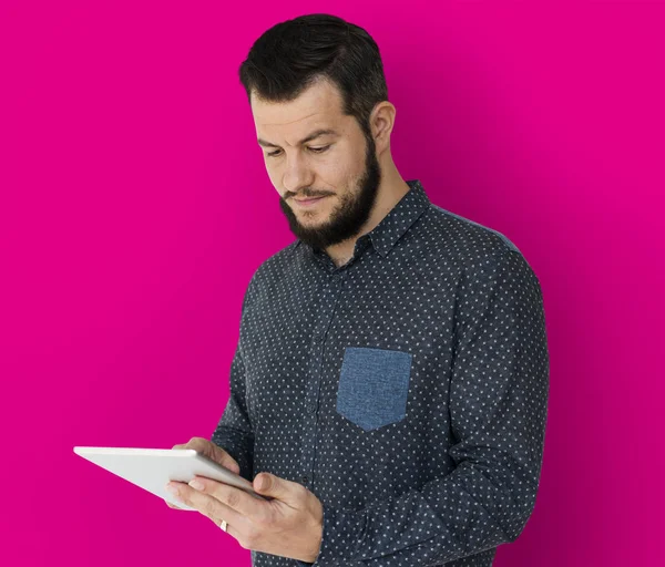 Homem usando tablet digital — Fotografia de Stock