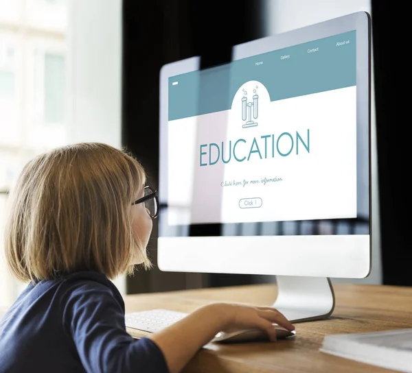 Little girl using computer — Stock Photo, Image