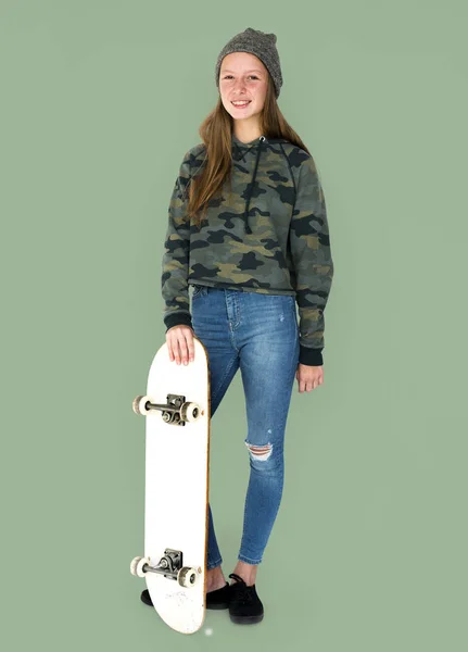 소녀 스케이트 보드와 서 — 스톡 사진