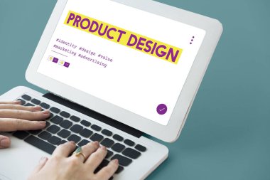 Dizüstü bilgisayarda yazan kadın klavyesi