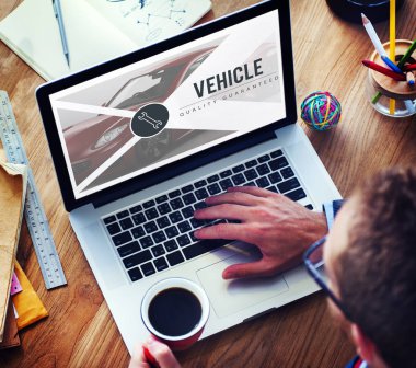 Bilgisayar kullanan bir iş adamı  