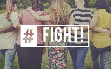 Beş kadın Parkı önünde kucaklayan