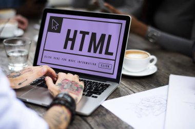 Eller dizüstü bilgisayarda çalışıyor