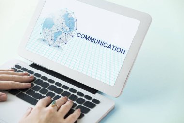 Eller dizüstü bilgisayarda çalışıyor