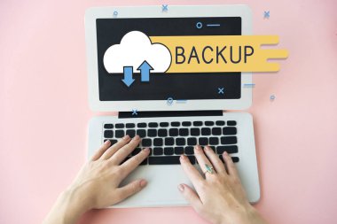 Dizüstü bilgisayarda yazan kadın klavyesi