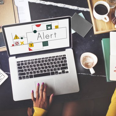 dizüstü bilgisayarda çalışan eller