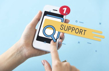 Akıllı telefon kullanan kişi.