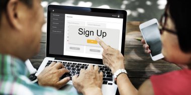 dizüstü bilgisayarda klavyede yazan adam