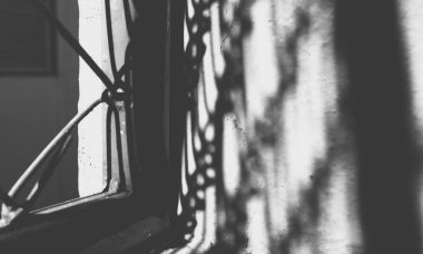 Sabah demir penceresinde güneşli ışık