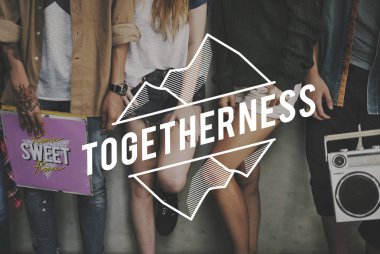 insanlar birlikte ayakta