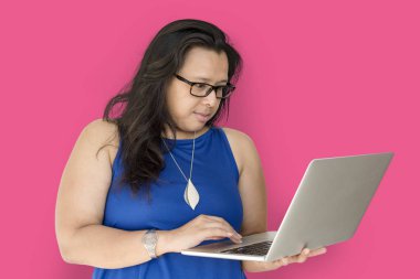 kadın stüdyoda poz