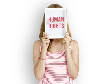 Dijital tablet kapsayan yüz tutan kadın