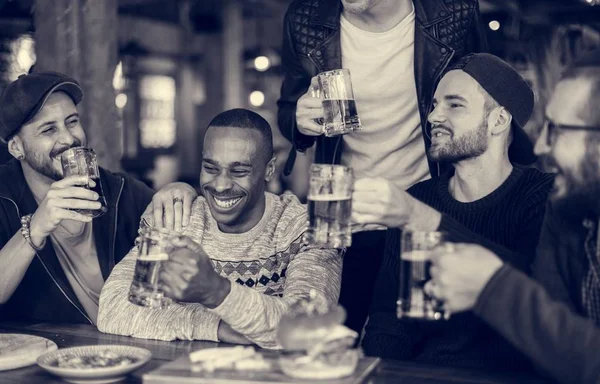 La gente disfruta de la comida y bebidas — Foto de Stock