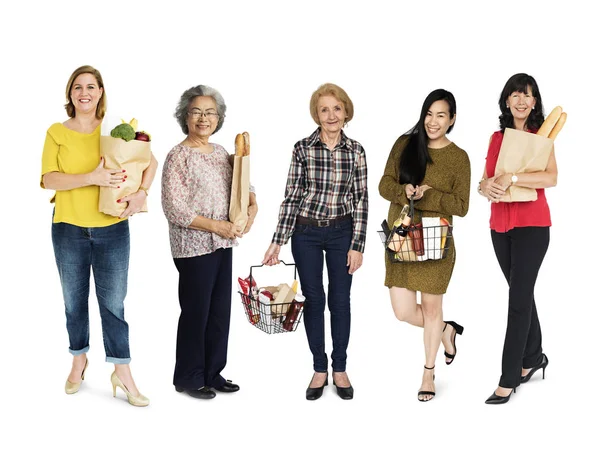 Kobiety, kupując jedzenie z supermarketu — Zdjęcie stockowe