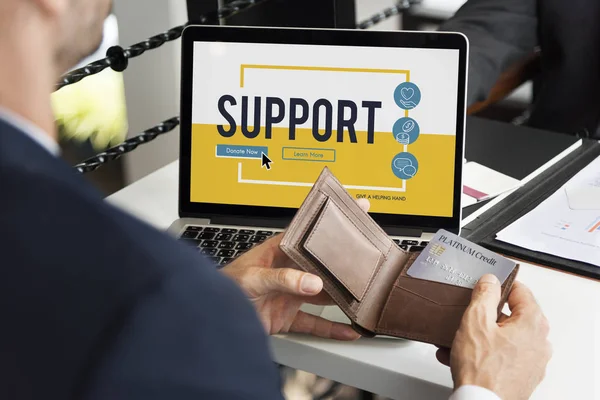 Hombre que sostiene la cartera con tarjeta de crédito — Foto de Stock