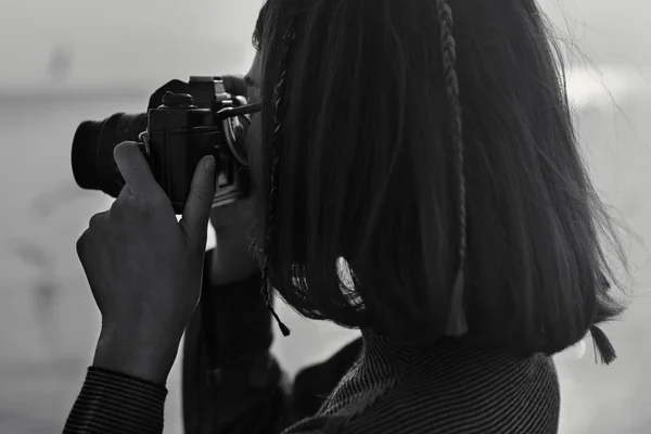 Woman Taking picture on photo camera — Stock Photo, Image