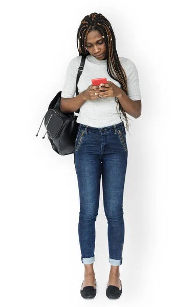 African woman using smartphone — Stock Photo, Image