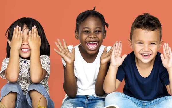 Mijn lieve kinderen, zittend op de vloer — Stockfoto