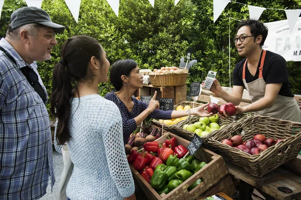야채를 구입 하는 사람들 — 스톡 사진