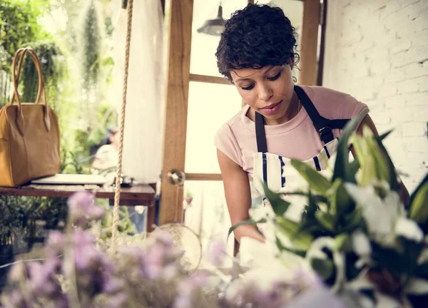 African kobieta pracuje w kwiaciarni — Zdjęcie stockowe