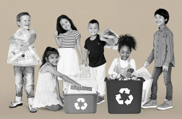 Barn återvinning sopor — Stockfoto