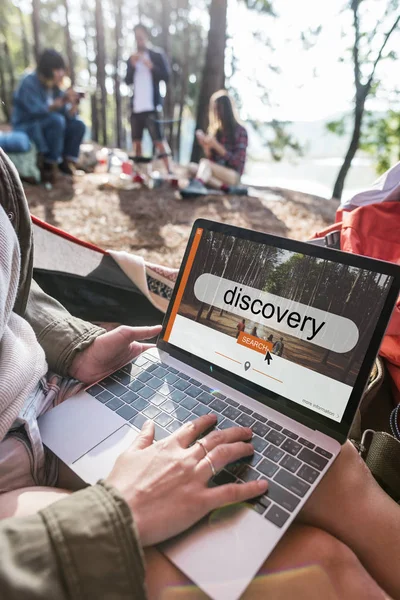 Mulher ao ar livre usando laptop — Fotografia de Stock