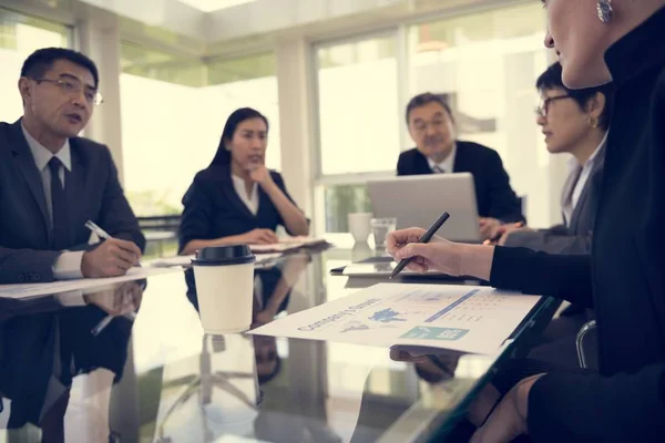 Business people brainstorming a tavola — Foto Stock