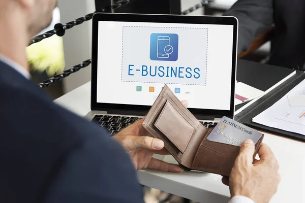 Hombre que sostiene la cartera con tarjeta de crédito — Foto de Stock