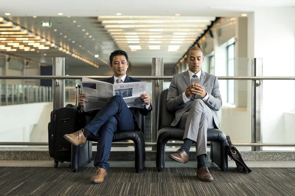 Homens de negócios lendo jornal — Fotografia de Stock