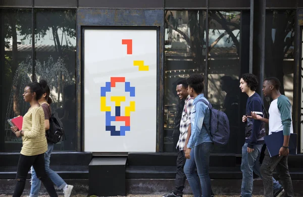 Étudiants marchant près de placard — Photo