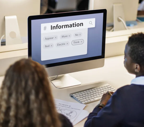 Jongen en meisje kijkend naar beeldscherm — Stockfoto