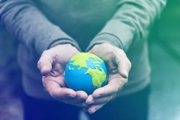 Person hält Globus in Händen. — Stockfoto