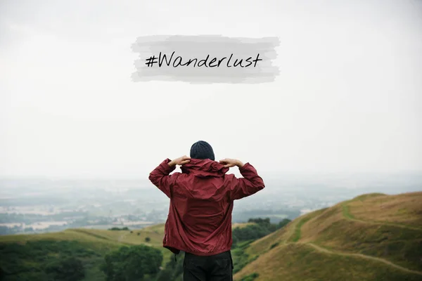 Man standing on mountain hills — Stock Photo, Image