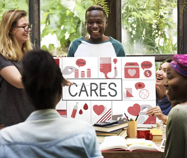 Gruppo di studenti che imparano insieme — Foto Stock