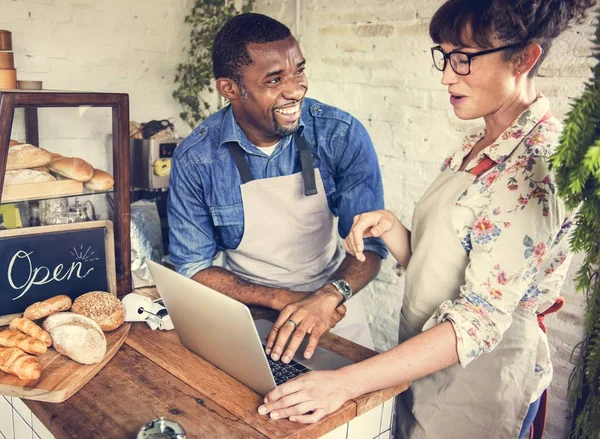 Homme Femme Africains Travaillant Dans Boulangerie Table Avec Ordinateur Portable — Photo