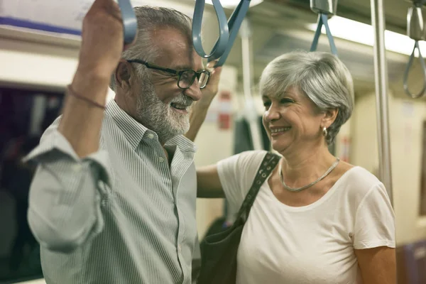 Старша пара в метро — стокове фото