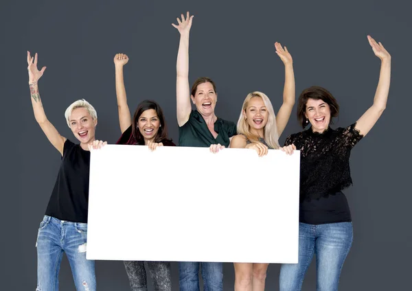 Mujeres sosteniendo banner en blanco — Foto de Stock