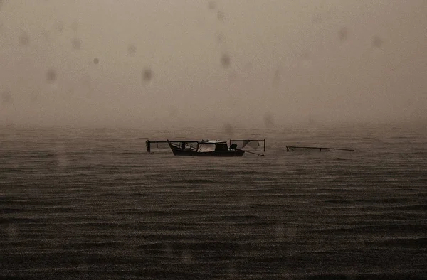 Barco abandonado no mar — Fotografia de Stock