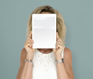 Dijital tablet tutan kadın