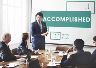 İş adamları birlikte çalışıyor.