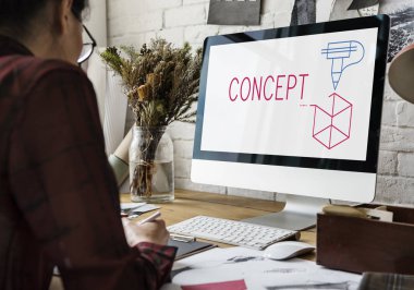 Atölyede çalışan tasarımcı