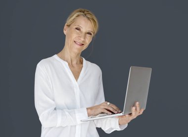 dizüstü bilgisayar kullanarak ve kameraya bakarak kadın