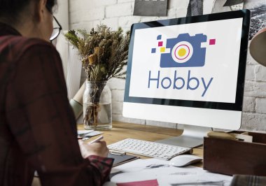 Atölyede çalışan tasarımcı