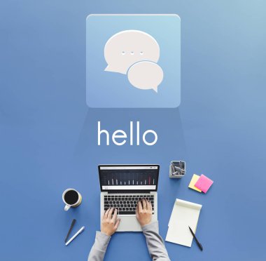 Laptop klavyesinde yazan kişi