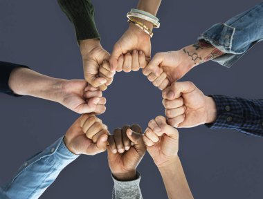 bir grup insan yumruk çemberde tutuyor