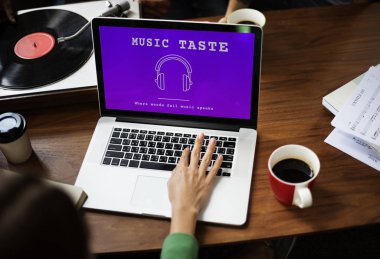 Dizüstü bilgisayarda yazan kadın klavyesi