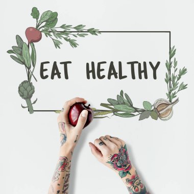 Dövmeli kişi holding elma. 