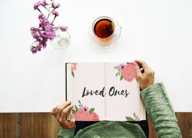 Holding eller kitap açıldı