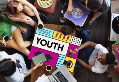 kafede masada oturan çok ırklı arkadaşlar